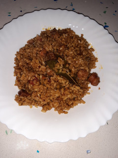 Una foto de Arroz integral con chorizo y verduras