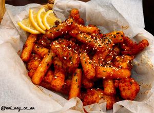 Hình của món Gà sốt cay ăn kèm Tteokbokki Hàn Quốc.