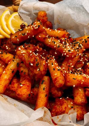 Hình của món Gà sốt cay ăn kèm Tteokbokki Hàn Quốc.