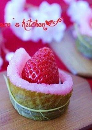 A picture of Strawberry and Sakura Mochi.