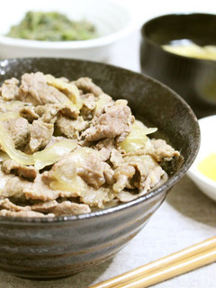 A picture of Easy to Remember, Delicious Yoshinoya-Style Beef Rice Bowl.