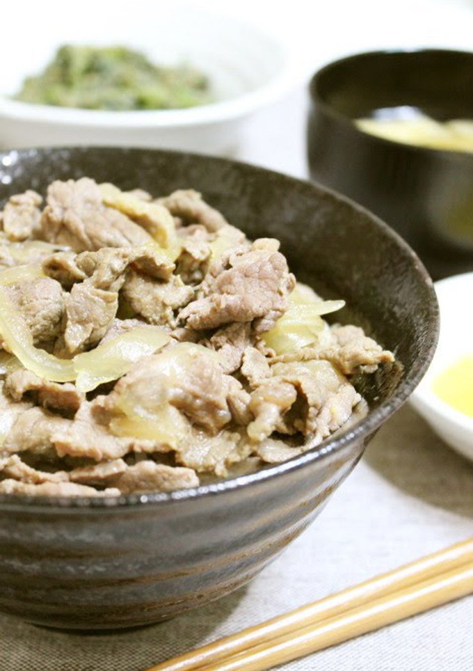 A picture of Easy to Remember, Delicious Yoshinoya-Style Beef Rice Bowl.