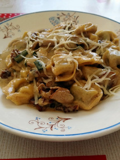 Una foto de Tortellini de queso a la crema de champiñones y nueces
