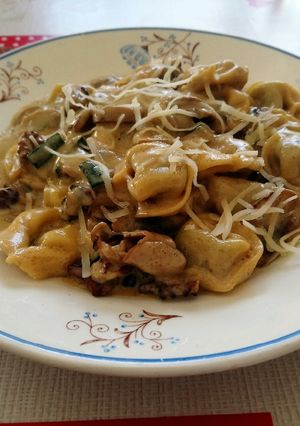 Foto principal de Tortellini de queso a la crema de champiñones y nueces