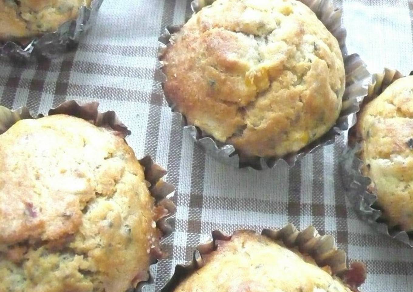 Sweet muffins stuffed with tuna, corn and basil