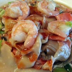 A picture of Lard Na Made from Wonton wrapper.