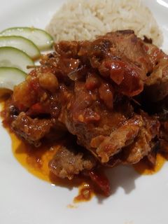 Una foto de Masas de cerdo en salsa de tomate 🍅