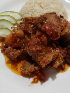 Una foto de Masas de cerdo en salsa de tomate 🍅