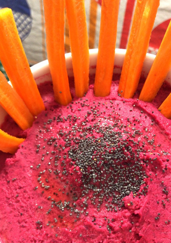 Una foto de Hummus de remolacha