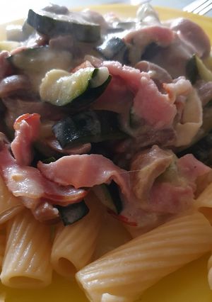 Une photo de Pâte courgettes champignons bacon au chèvre