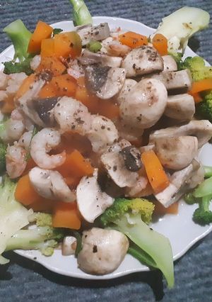 Hình của món Tôm xào thập cẩm.