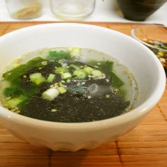 A picture of Korean-style Wakame Soup.