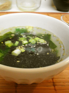 A picture of Korean-style Wakame Soup.
