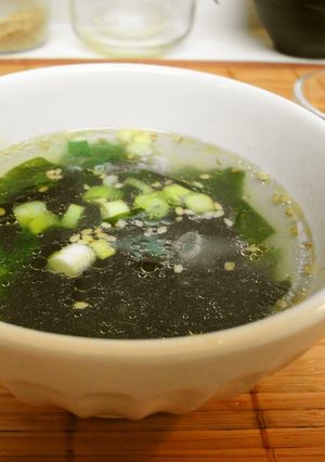 A picture of Korean-style Wakame Soup.
