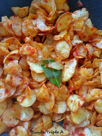 Cara Mudah Membikin Resep Keripik singkong pedas manis yang Lezat Anti Ribet, Mantap Sekali
