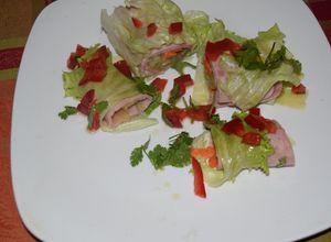 Una foto de Wrap en hoja de lechuga y jamón de pavo