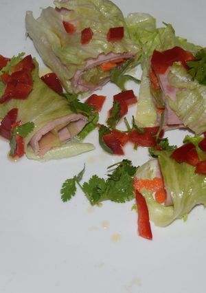 Una foto de Wrap en hoja de lechuga y jamón de pavo