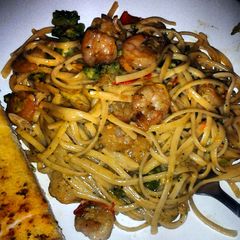 A picture of Cajun shrimp pasta w/ broccoli.