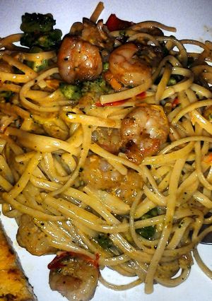 A picture of Cajun shrimp pasta w/ broccoli.