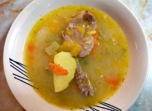 Una foto de Sopa de patitas y menudencias de pollo