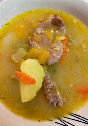 Una foto de Sopa de patitas y menudencias de pollo