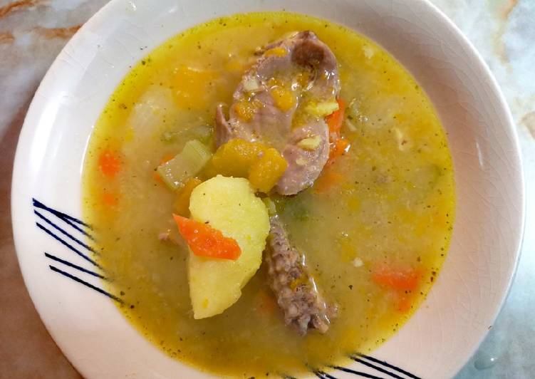 Sopa de patitas y menudencias de pollo