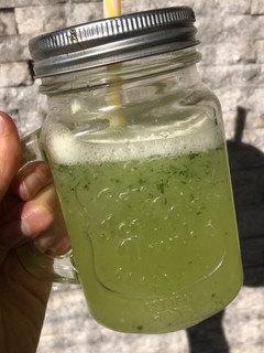 Una foto de Limonada detox ! Con apio, menta y limón