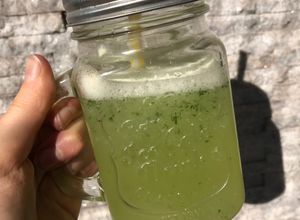 Una foto de Limonada detox ! Con apio, menta y limón