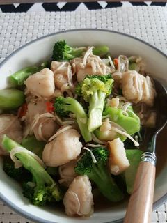 Foto resep Ikan dori, Brokoli, jamur enoki tumis saus tiram