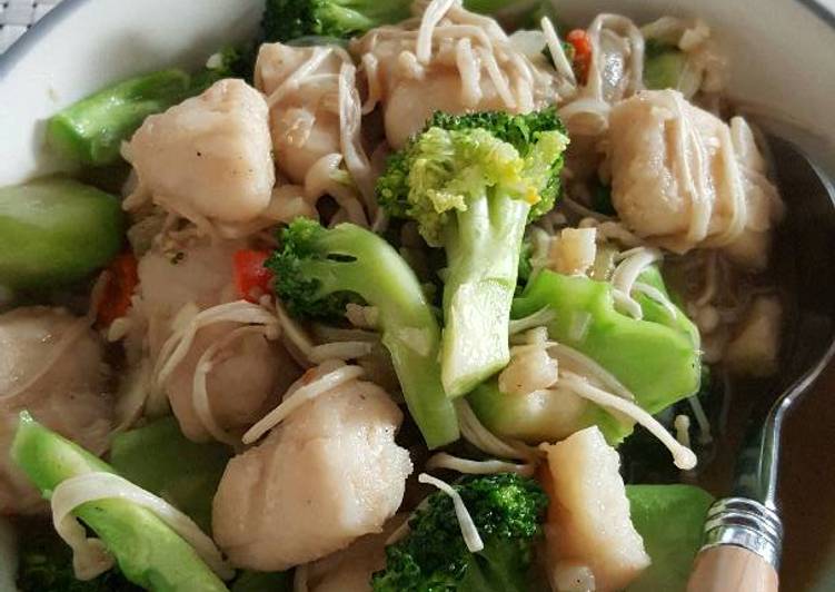 Bagaimana Menyiapkan Ikan dori, Brokoli, jamur enoki tumis saus tiram Anti Gagal