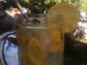 Una foto de bebidas con alcohol de limón