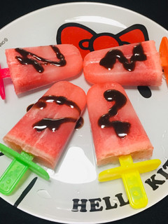 Una foto de Paletas de Sandía y Fresas con Salsa de Chocolate!