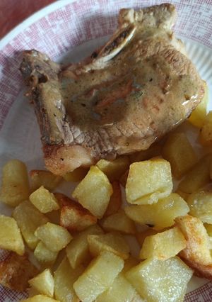 Una foto de Costeleta de cerdo con papas