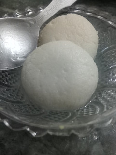 छैने की मिठाई / रसगुल्ले (Chhena ki mithai / rasgulle recipe in Hindi) रेसिपी मुख्य फोटो
