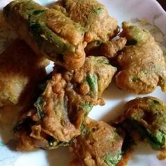 A picture of Stuffed spinach pakora.
