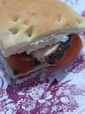 Sándwich con pollo en criollitos