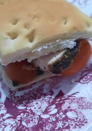 Una foto de Sándwich con pollo en criollitos