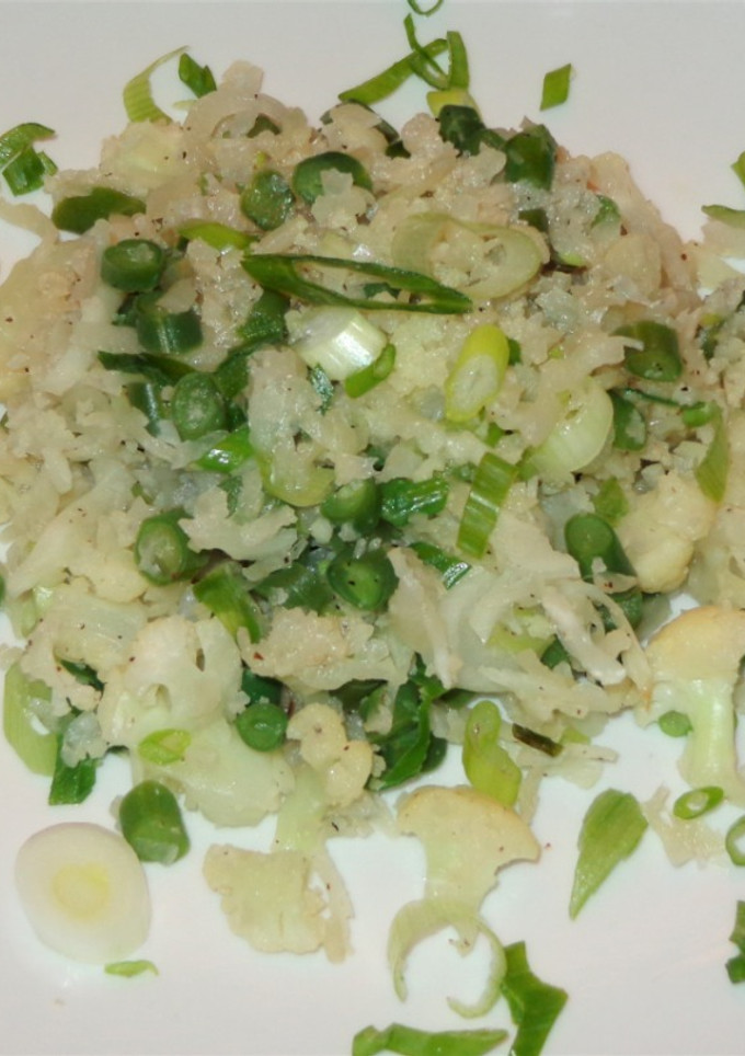 Una foto de ARROZ DE COLIFLOR CON POROTOS VERDES Y CEBOLLINES, KETO, JON STYLE