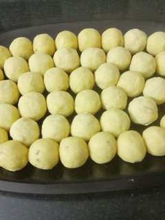 சுவையான பொட்டுக்கடலை மாவு லட்டு (Pottukadalai maavu laddu recipe in tamil) செய்முறை முக்கிய புகைப்படம்