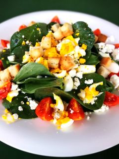Una foto de Ensalada de hojas tiernas de haba con queso Feta y huevos