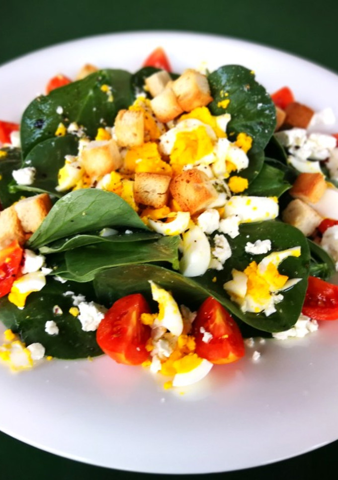 Una foto de Ensalada de hojas tiernas de haba con queso Feta y huevos
