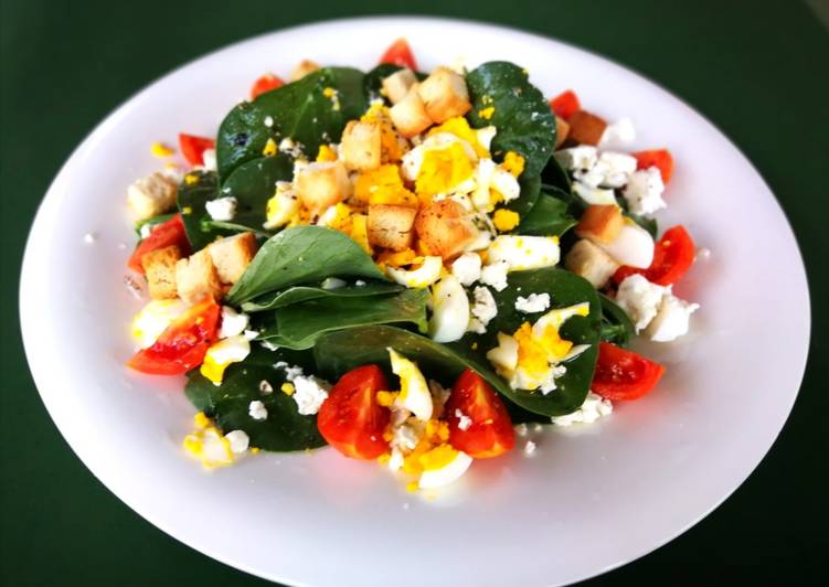 Ensalada de hojas tiernas de haba con queso Feta y huevos