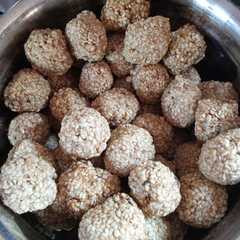 તલના લાડુ (Til Ladoo Recipe In Gujarati)-レシピのメイン写真
