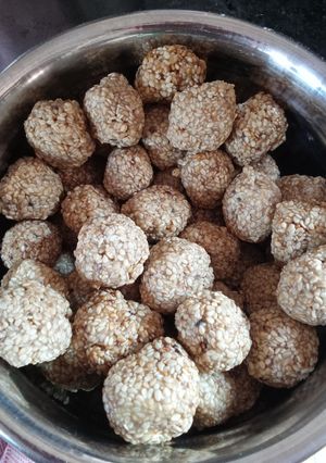 તલના લાડુ (Til Ladoo Recipe In Gujarati) રેસીપી મુખ્ય ફોટો