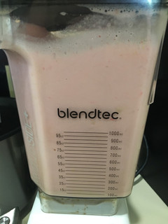 Una foto de Batido de Almendras-Flor de Jamaica-fresas (smoothie)