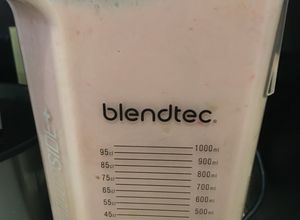 Una foto de Batido de Almendras-Flor de Jamaica-fresas (smoothie)