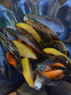 Una foto de Mejillones al vapor de limón y vino blanco