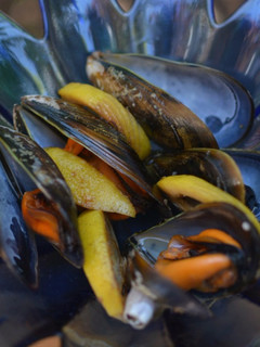 Una foto de Mejillones al vapor de limón y vino blanco