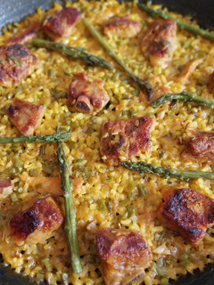 Una foto de Arroz de ibéricos y espárragos