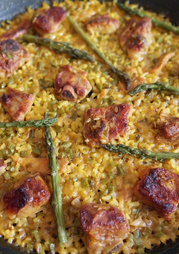Una foto de Arroz de ibéricos y espárragos